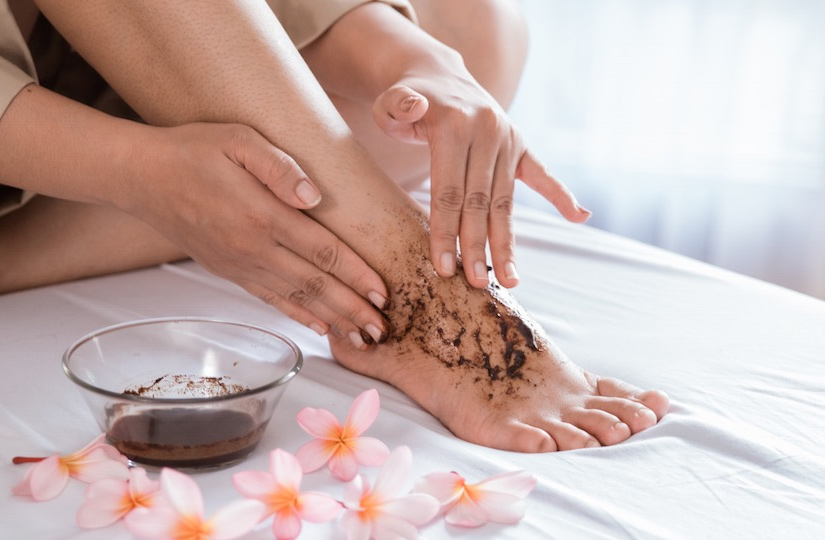 Навіщо використовувати дитячу присипку та тенісний м'ячик для догляду за ногами і як уберегтися влітку від мозолів