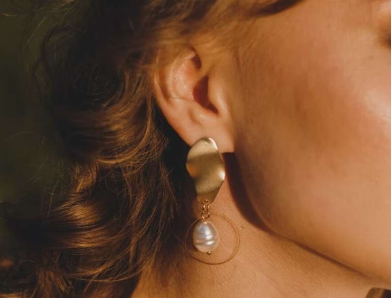 Втратити сережку з правого вуха – прикмета