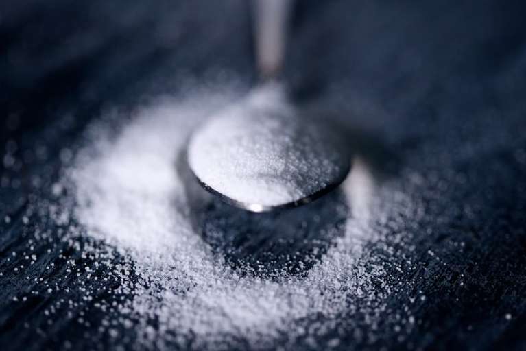 До чого розсипати цукор: на стіл, на підлогу – прикмета