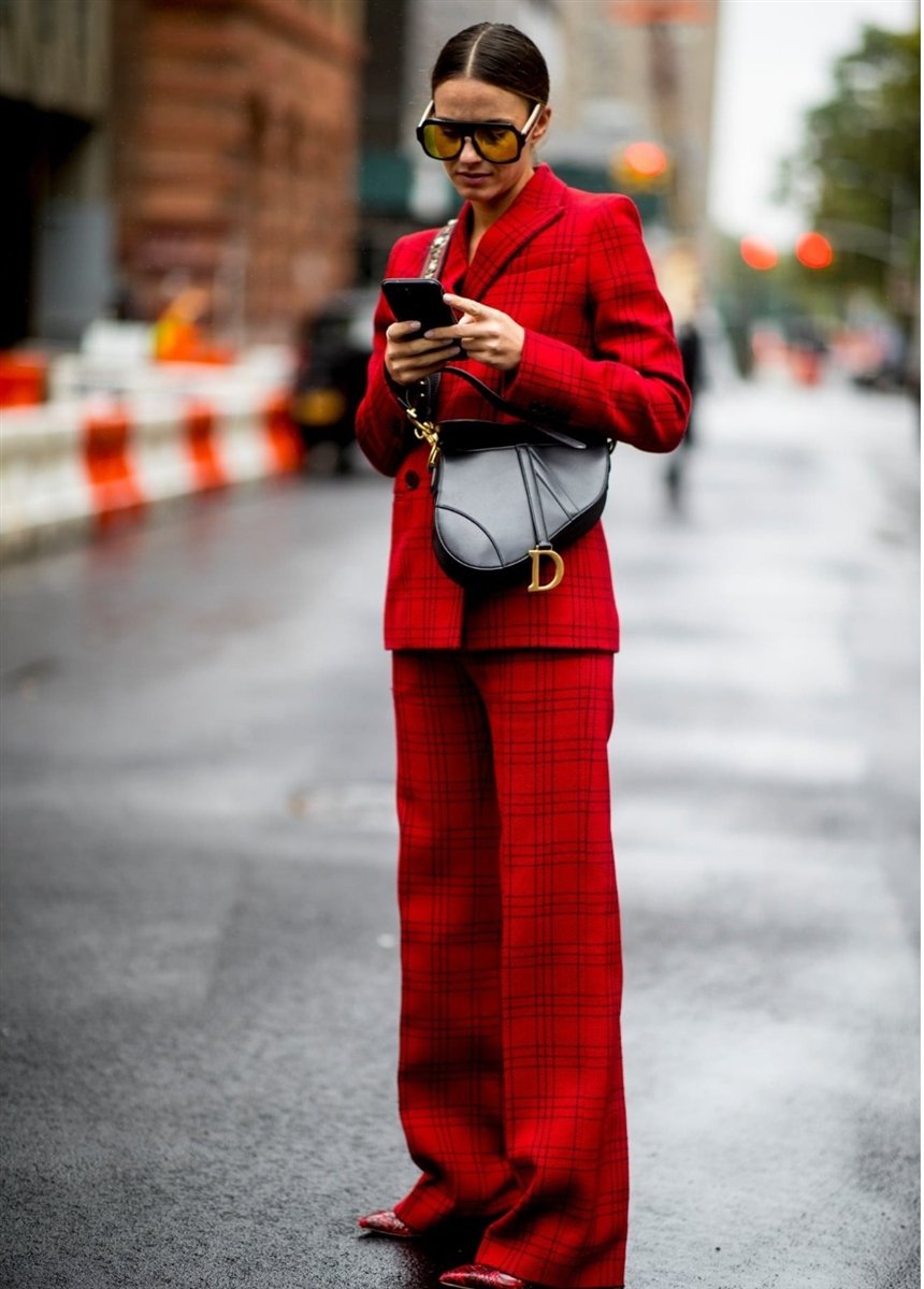 Модні осінні образи з червоним: ідеї, фото