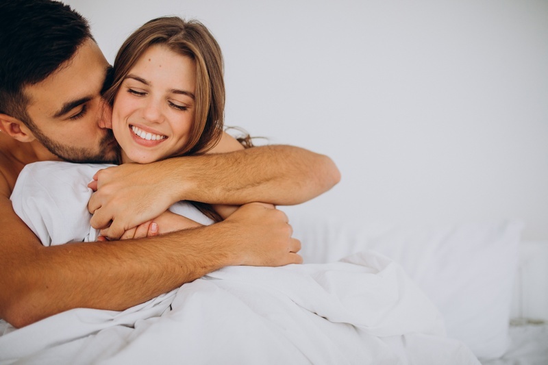 Хлопець обіймає дівчину зі спини❤: значення чоловічих обіймів