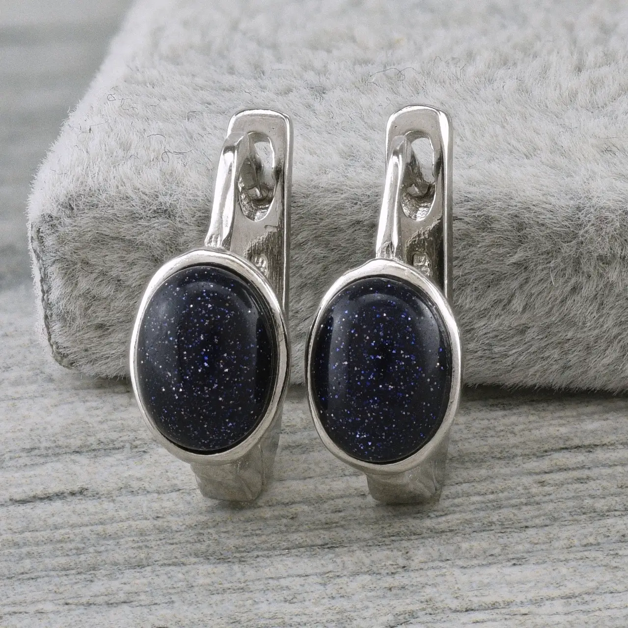 Как выбрать серебряные серьги на подарок