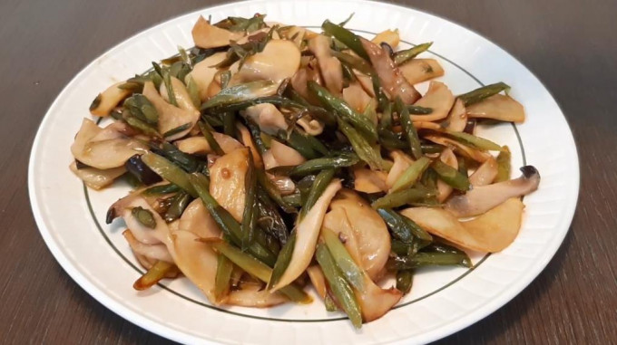 Часникові стрілки - 12 рецептів смачних страв із часникових стрілок