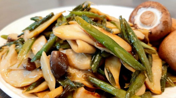 Часникові стрілки - 12 рецептів смачних страв із часникових стрілок