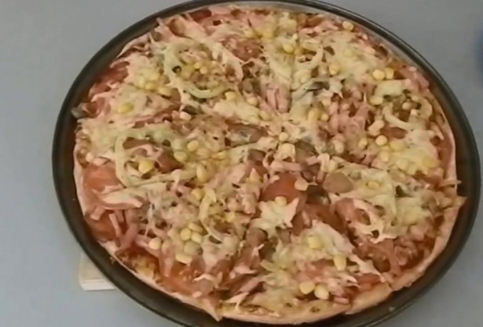 Домашня піца в духовці - 12 простих і смачних рецептів