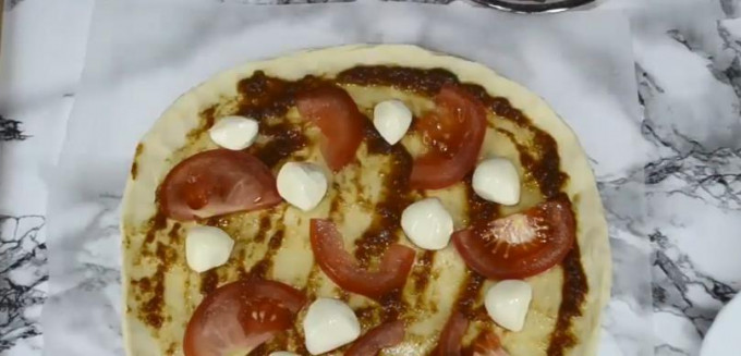 Домашня піца в духовці - 12 простих і смачних рецептів