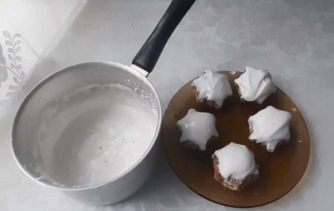 Глазур для паски — 12 рецептів, щоб не обсипалася і не липла