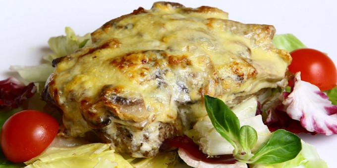 Гарячі страви на Новий 2023: новорічні рецепти з фото