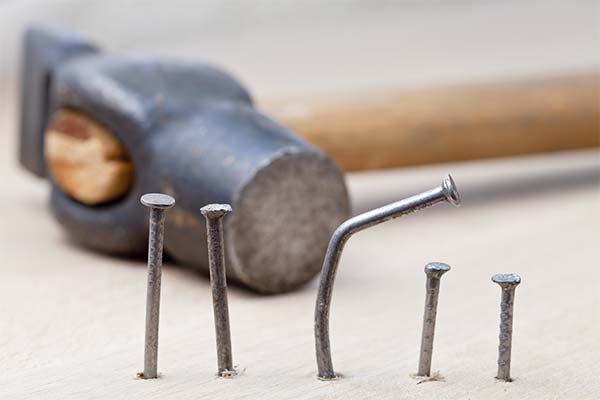 До чого сняться цвяхи жінці чи чоловікові — 56 тлумачень із різних сонників.