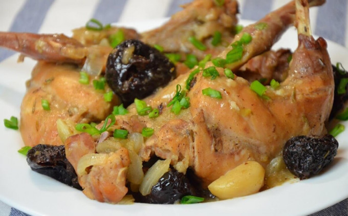 Кролик у духовці – 13 рецептів приготування соковитого та м'якого м'яса