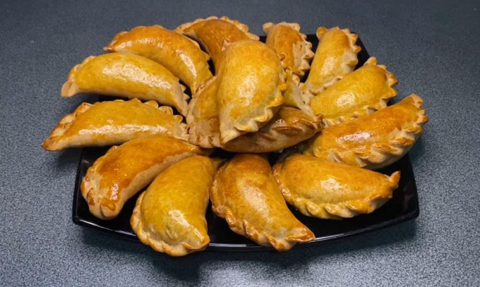 Пиріжки з цибулею та яйцем - 12 рецептів на сковороді та в духовці