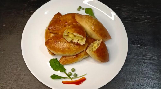 Пиріжки з цибулею та яйцем - 12 рецептів на сковороді та в духовці