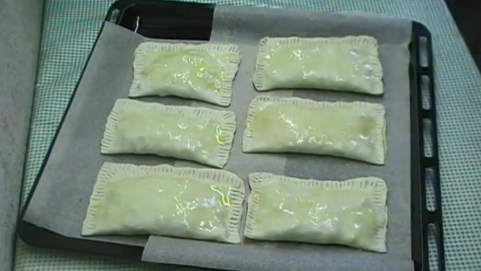 Пиріжки з цибулею та яйцем - 12 рецептів на сковороді та в духовці