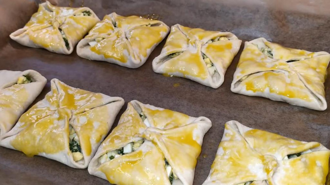 Пиріжки з цибулею та яйцем - 12 рецептів на сковороді та в духовці