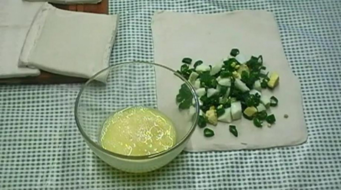 Пиріжки з цибулею та яйцем - 12 рецептів на сковороді та в духовці