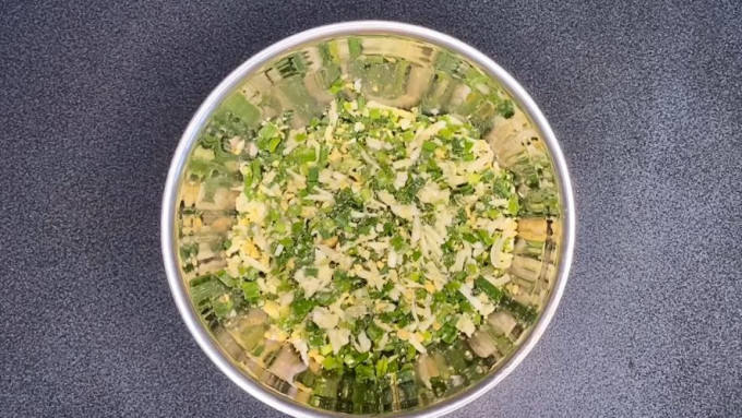 Пиріжки з цибулею та яйцем - 12 рецептів на сковороді та в духовці