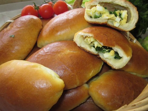 Пиріжки з цибулею та яйцем - 12 рецептів на сковороді та в духовці