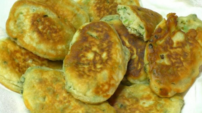 Пиріжки з цибулею та яйцем - 12 рецептів на сковороді та в духовці