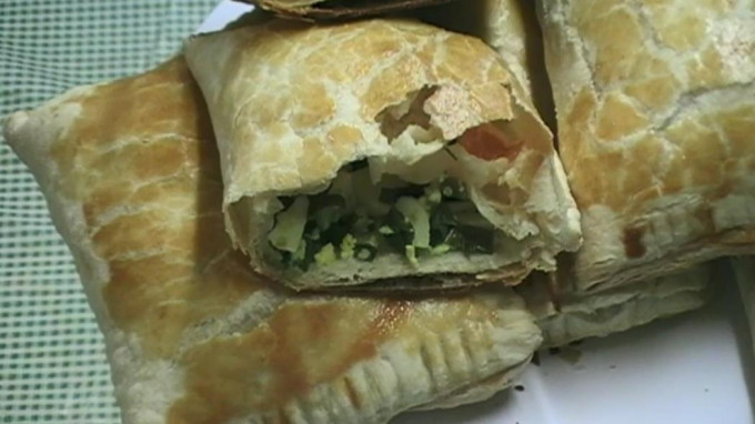 Пиріжки з цибулею та яйцем - 12 рецептів на сковороді та в духовці