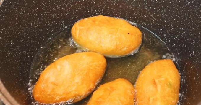 Пиріжки з цибулею та яйцем - 12 рецептів на сковороді та в духовці