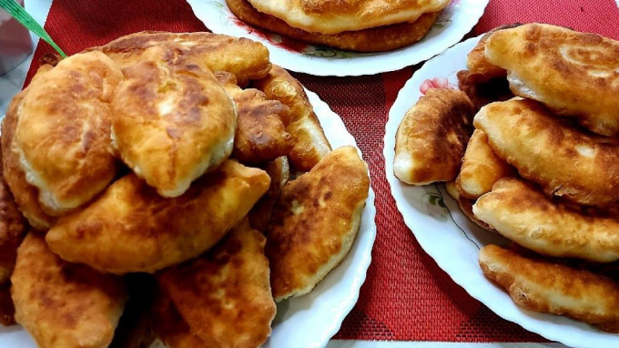Пиріжки з цибулею та яйцем - 12 рецептів на сковороді та в духовці