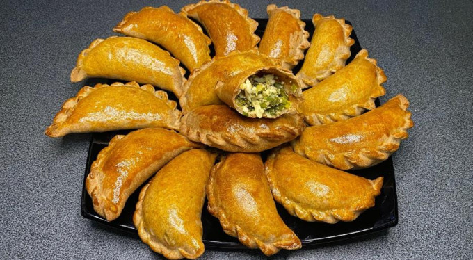 Пиріжки з цибулею та яйцем - 12 рецептів на сковороді та в духовці