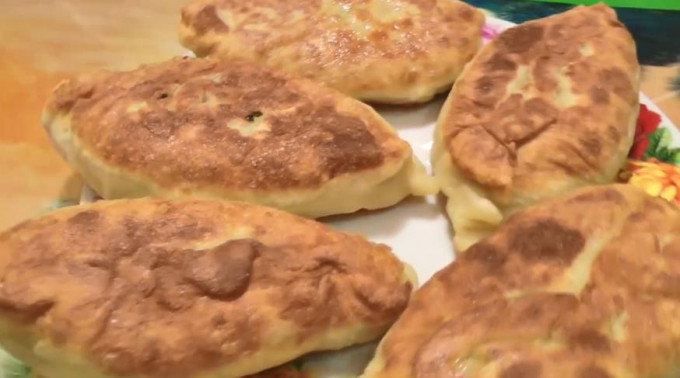 Пиріжки з цибулею та яйцем - 12 рецептів на сковороді та в духовці