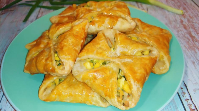 Пиріжки з цибулею та яйцем - 12 рецептів на сковороді та в духовці