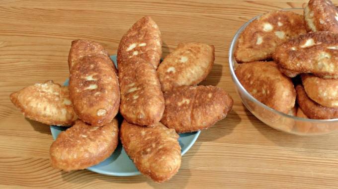 Пиріжки з цибулею та яйцем - 12 рецептів на сковороді та в духовці