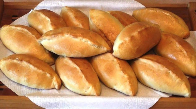 Пиріжки з цибулею та яйцем - 12 рецептів на сковороді та в духовці