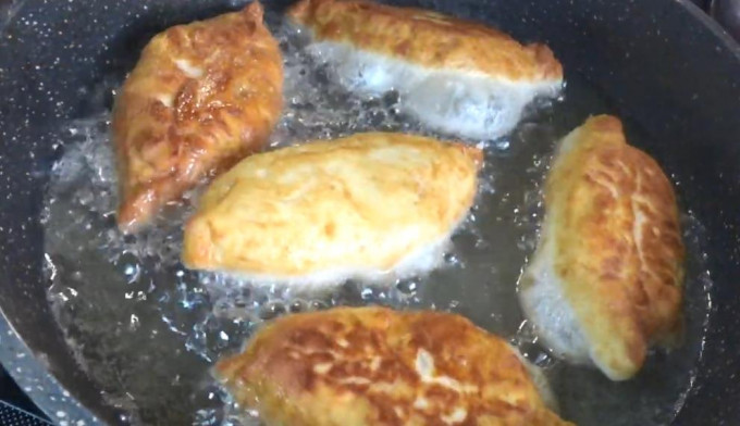 Пиріжки з цибулею та яйцем - 12 рецептів на сковороді та в духовці