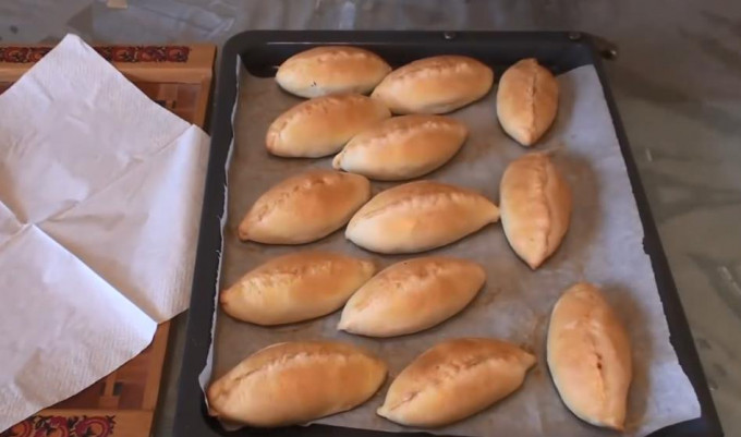 Пиріжки з цибулею та яйцем - 12 рецептів на сковороді та в духовці