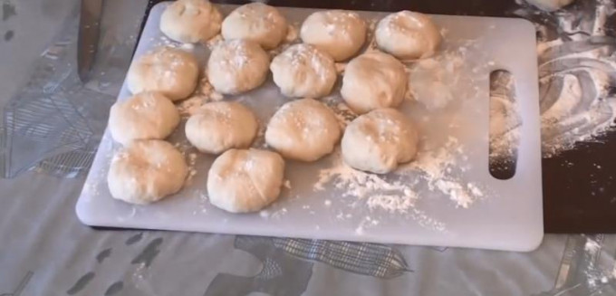 Пиріжки з цибулею та яйцем - 12 рецептів на сковороді та в духовці