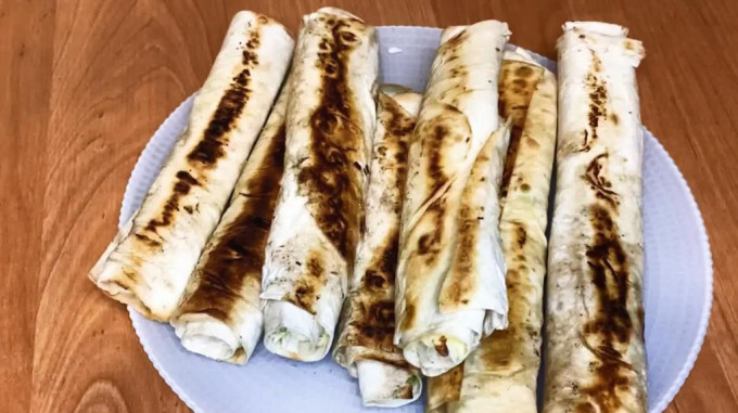 Пиріжки з цибулею та яйцем - 12 рецептів на сковороді та в духовці