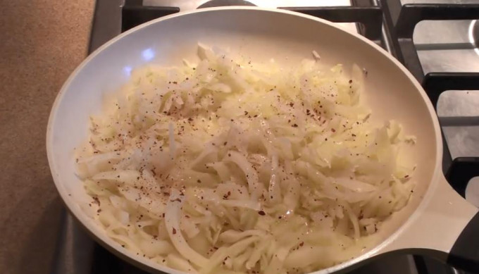 Пиріжки з цибулею та яйцем - 12 рецептів на сковороді та в духовці