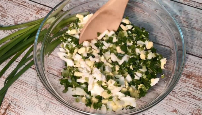 Пиріжки з цибулею та яйцем - 12 рецептів на сковороді та в духовці