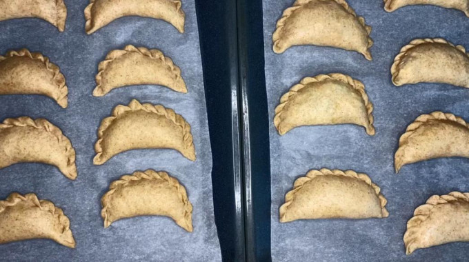 Пиріжки з цибулею та яйцем - 12 рецептів на сковороді та в духовці