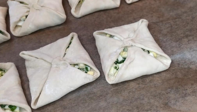 Пиріжки з цибулею та яйцем - 12 рецептів на сковороді та в духовці