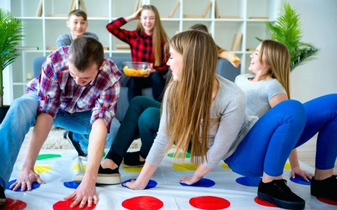 Подарунки подрузі на Новий 2023 рік: що подарувати, ідеї