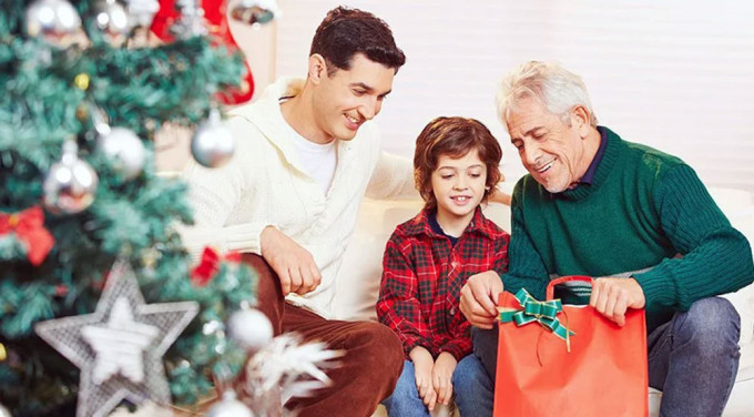 Подарунки батькам на Новий 2023 | що подарувати, ідеї