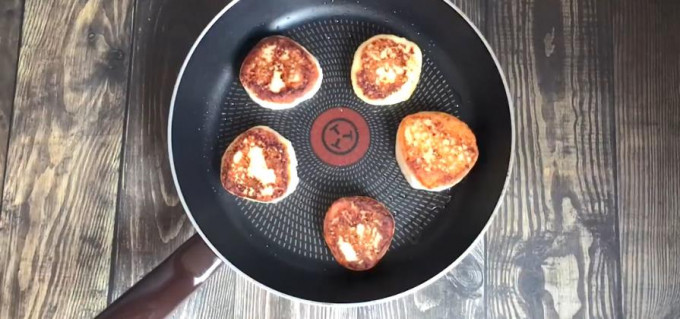 Пишні сирники з сиру на сковороді – 14 класичних рецептів