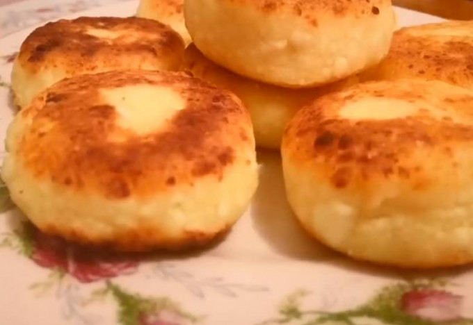 Пишні сирники з сиру на сковороді – 14 класичних рецептів