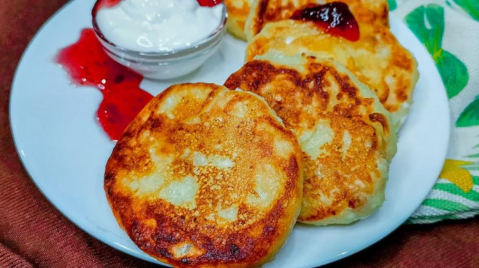 Пишні сирники з сиру на сковороді – 14 класичних рецептів