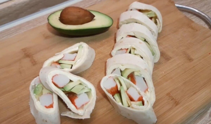 Рулет з лаваша з крабовими паличками - 16 смачних рецептів
