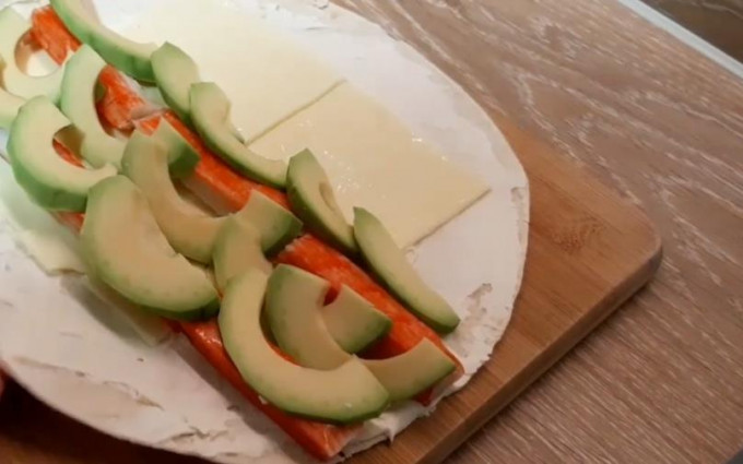 Рулет з лаваша з крабовими паличками - 16 смачних рецептів