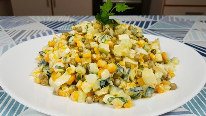 Салат з кукурудзою консервованою - 16 простих та смачних рецептів