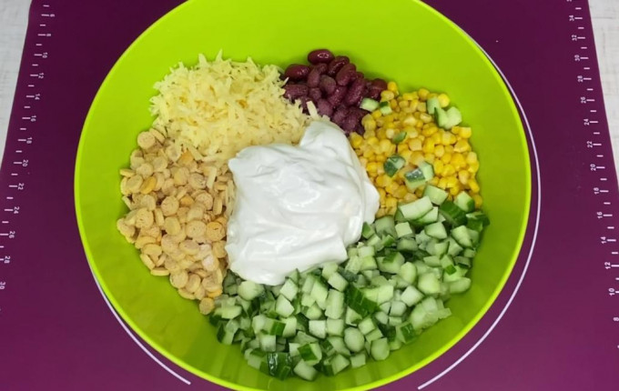 Салат з кукурудзою консервованою - 16 простих та смачних рецептів