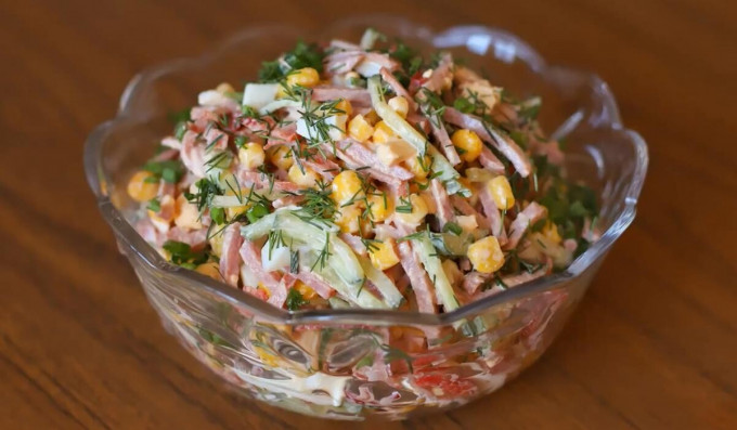 Салат з кукурудзою консервованою - 16 простих та смачних рецептів