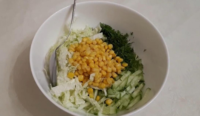 Салат з кукурудзою консервованою - 16 простих та смачних рецептів