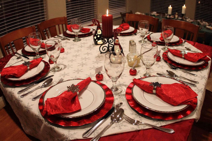 Сервірування новорічного столу до Нового 2023 року: оформлення, як накрити, фото